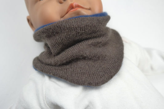 Dreieckstuch Schal mitwachsend wendbar für Babys aus Upcycling Kaschmir in Blau und Braun - Jawoll Baby
