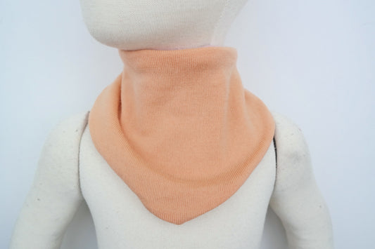 Dreieckstuch Schal für Kinder mitwachsend und wendbar aus Upcycling Wolle in Pfirsich und Rosa