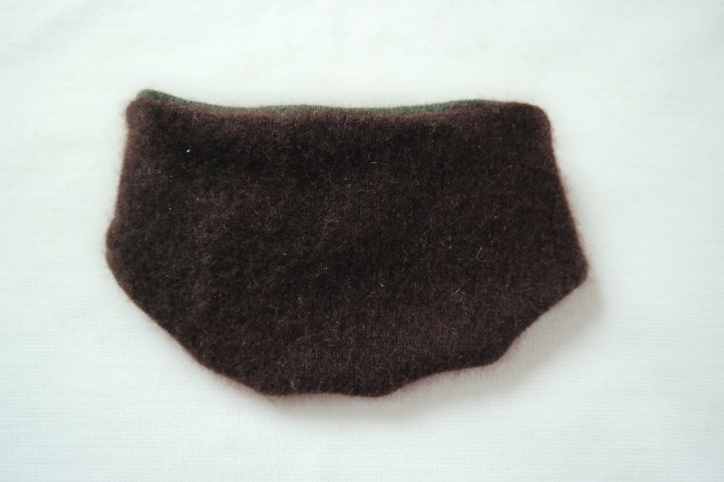 Dreieckstuch Schal mitwachsend wendbar für Babys aus Upcycling Kaschmir in Braun und Dunkelgrün