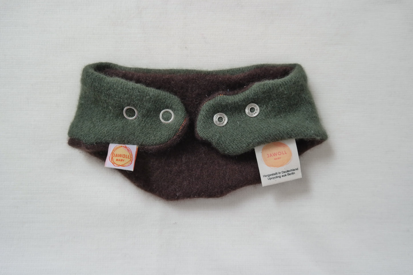 Dreieckstuch Schal mitwachsend wendbar für Babys aus Upcycling Kaschmir in Braun und Dunkelgrün