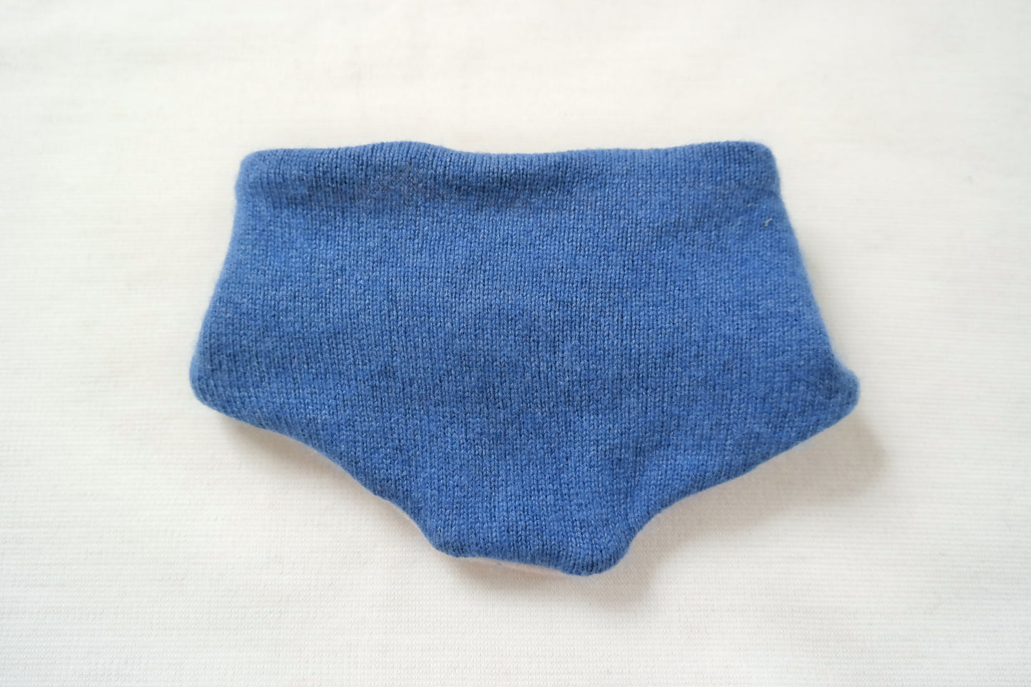 Dreieckstuch Schal mitwachsend wendbar für Babys aus Upcycling Kaschmir und Seide in Blau und Zartrosa