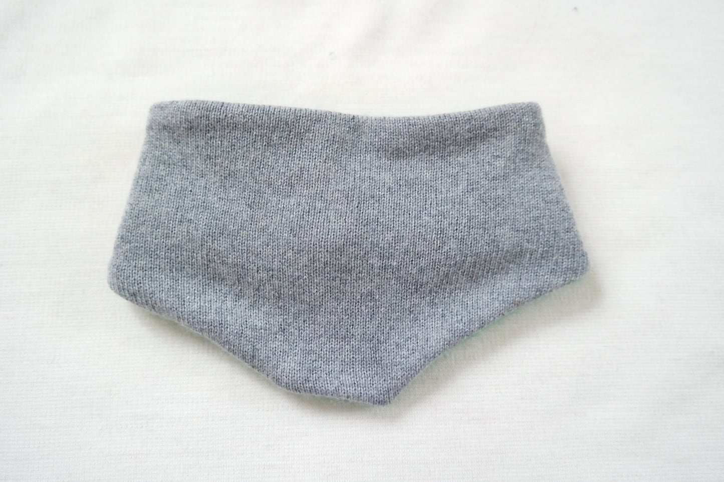 Dreieckstuch Schal mitwachsend wendbar für Babys aus Upcycling Kaschmir und Seide in Grün und Grau