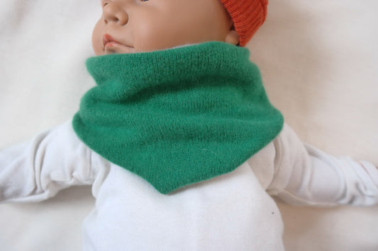 Dreieckstuch Schal mitwachsend wendbar für Babys aus Upcycling Kaschmir und Seide in Grün und Grau