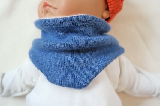 Dreieckstuch Schal mitwachsend wendbar für Babys aus Upcycling Kaschmir und Seide in Blau und Zartrosa