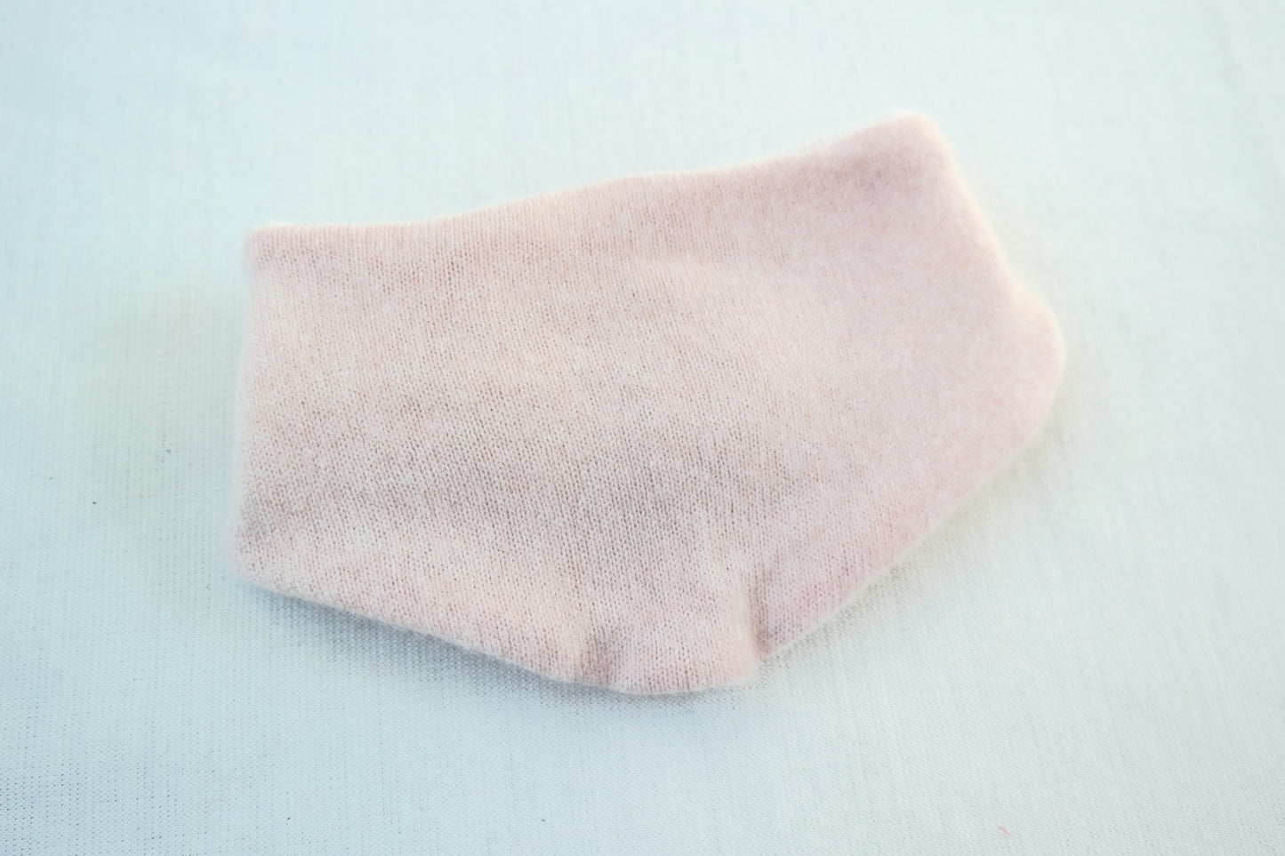 Triangular scarf, growing and reversible for babies made from upcycled cashmere in pink and brown