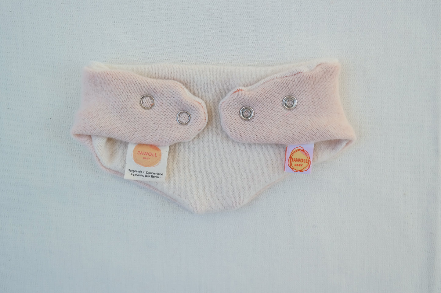 Triangular scarf, growing and reversible for babies made from upcycled cashmere in pink and brown
