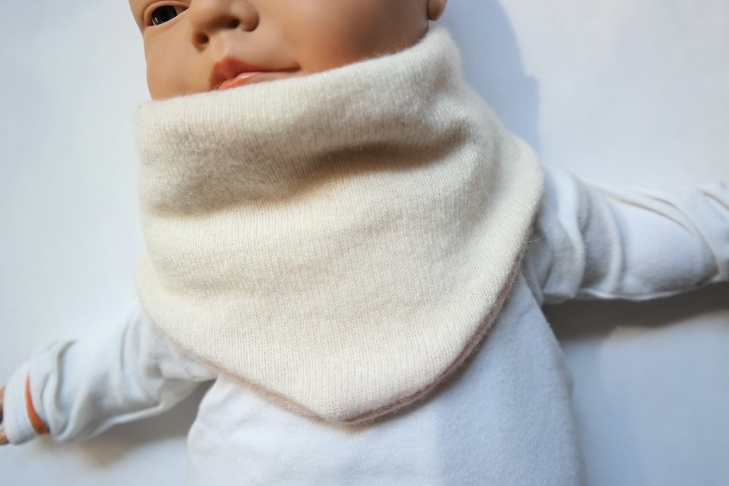 Triangular scarf, growing and reversible for babies made from upcycled cashmere in pink and brown