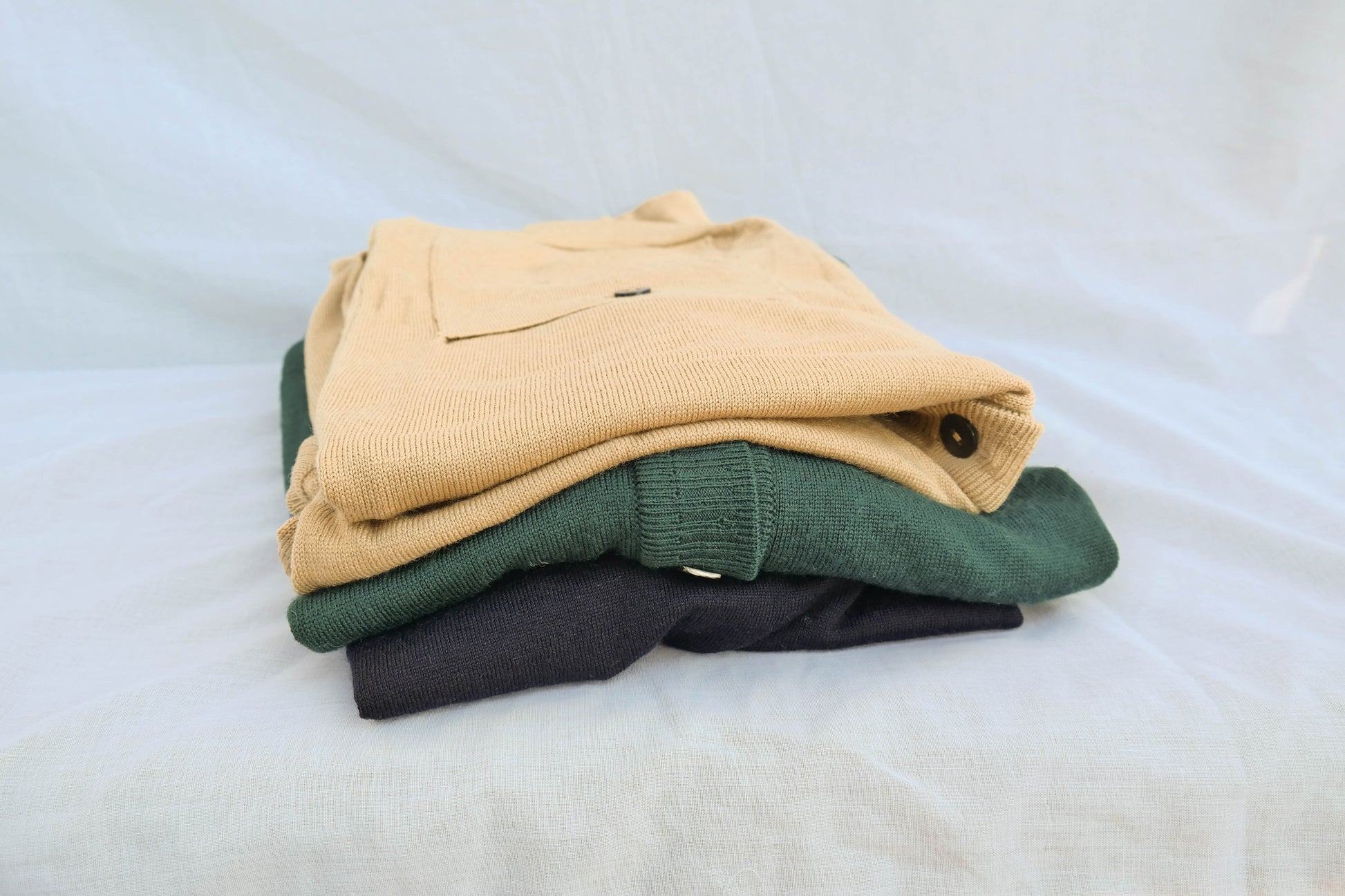 Upcycling-Materialpaket: 3 Wollpullover für kreative Projekte in Beige Grün Dunkelblau - Jawoll Baby