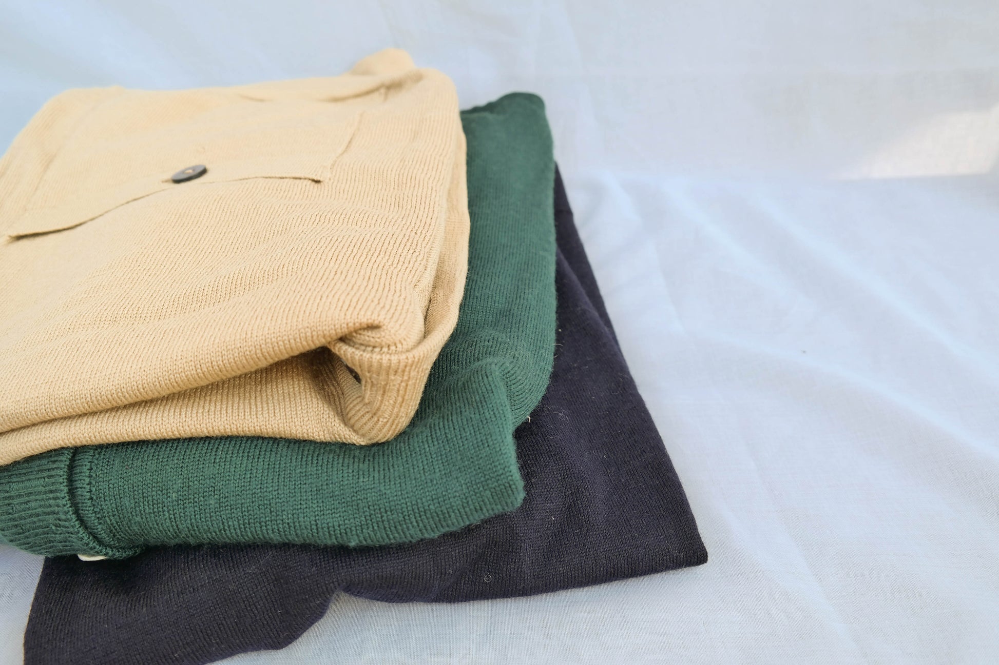 Upcycling-Materialpaket: 3 Wollpullover für kreative Projekte in Beige Grün Dunkelblau - Jawoll Baby