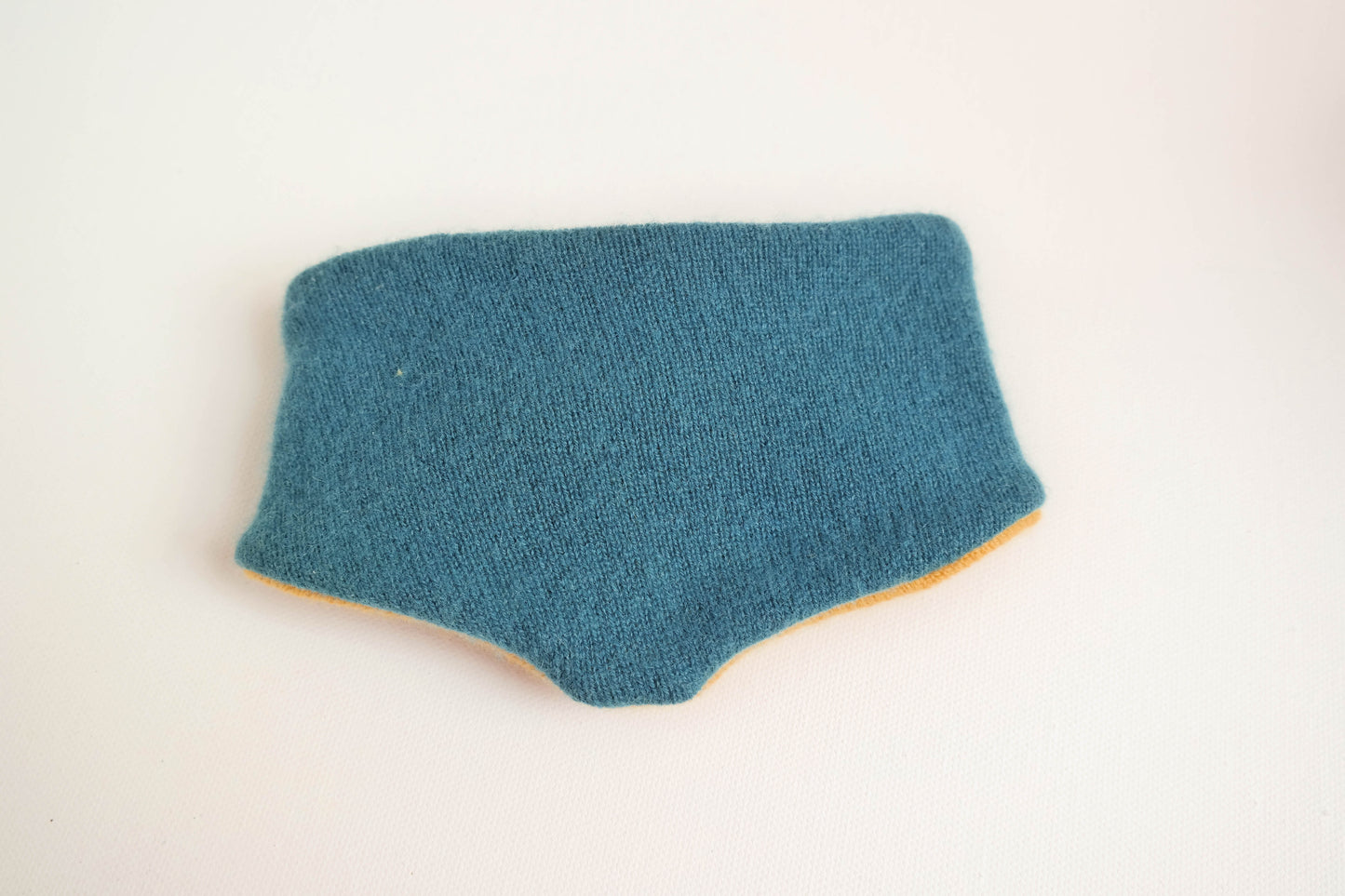 Dreieckstuch Schal mitwachsend und wendbar für Babys aus Upcycling Kaschmir in Gelb und Petrol - Jawoll Baby