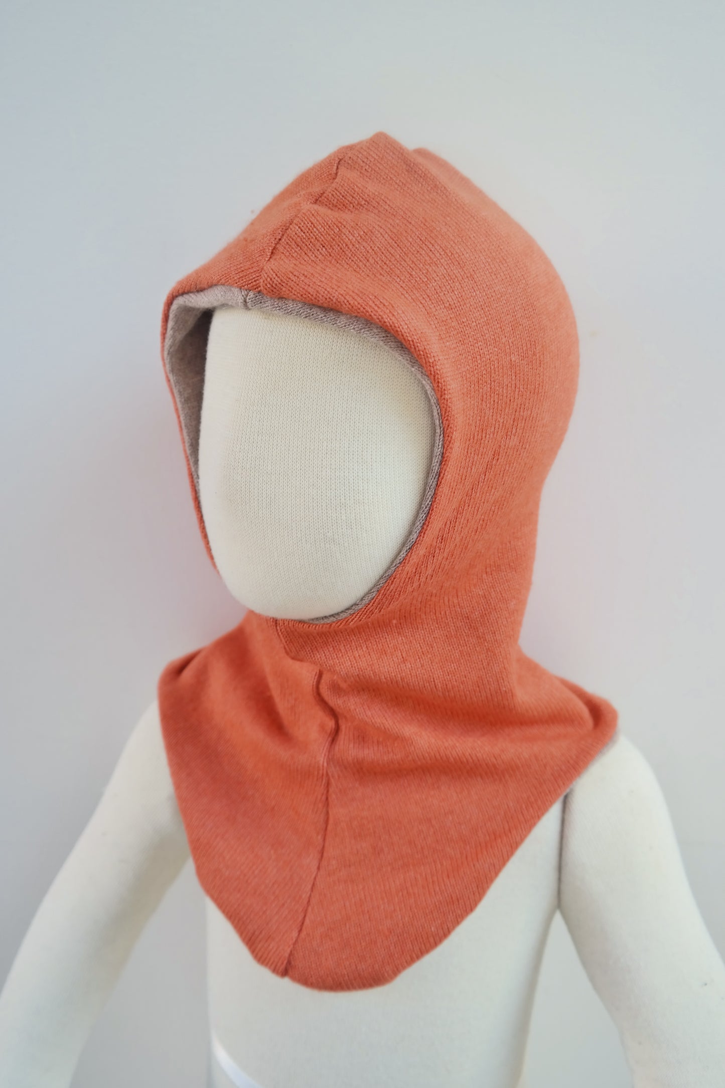 Wende-Schlupfmütze für Kleinkinder KU 49-51 aus Upcycling Seide & Kaschmir in Rostorange und Beige - Jawoll Baby