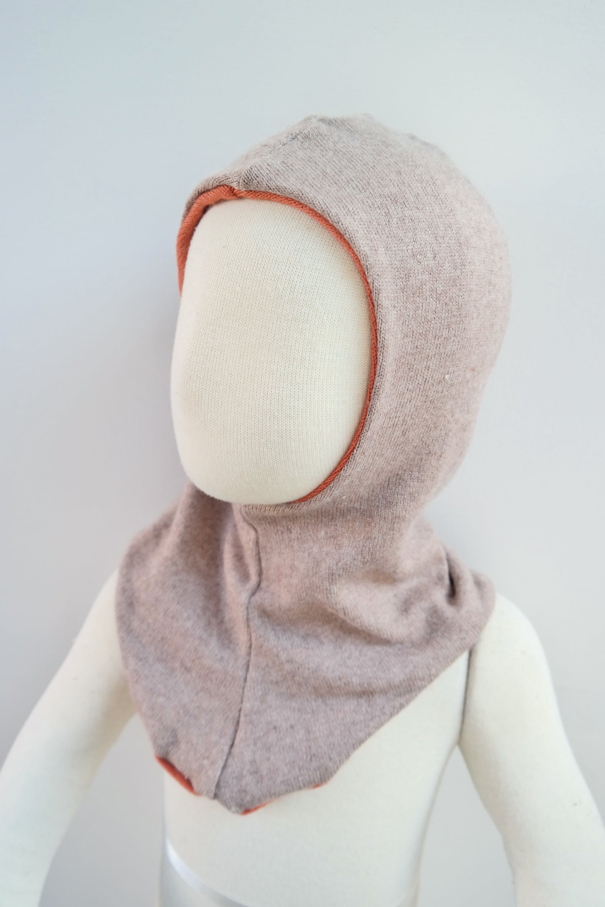 Wende-Schlupfmütze für Kleinkinder KU 49-51 aus Upcycling Seide & Kaschmir in Rostorange und Beige - Jawoll Baby