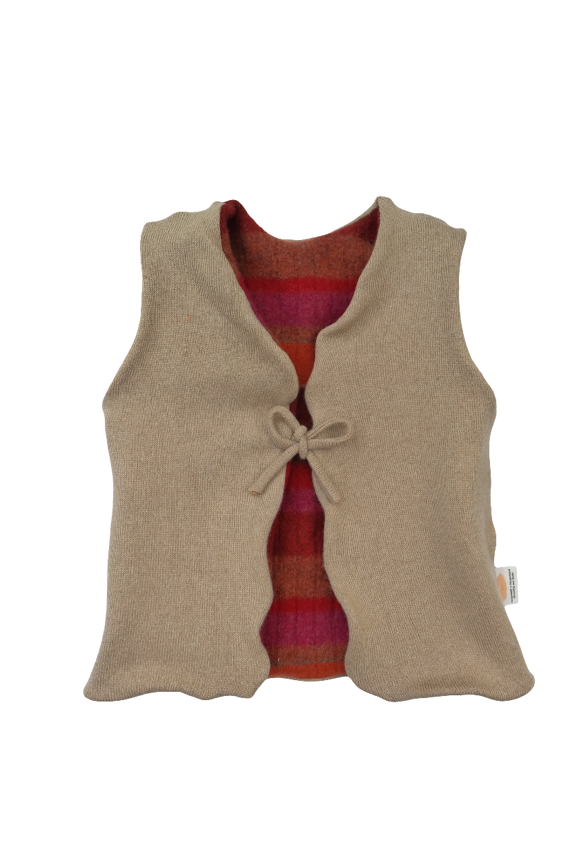 Wende-Weste für Kleinkinder aus Upcycling Wolle – mitwachsend von Größe 80 bis 116 in Rot gestreift und Camel-Beige