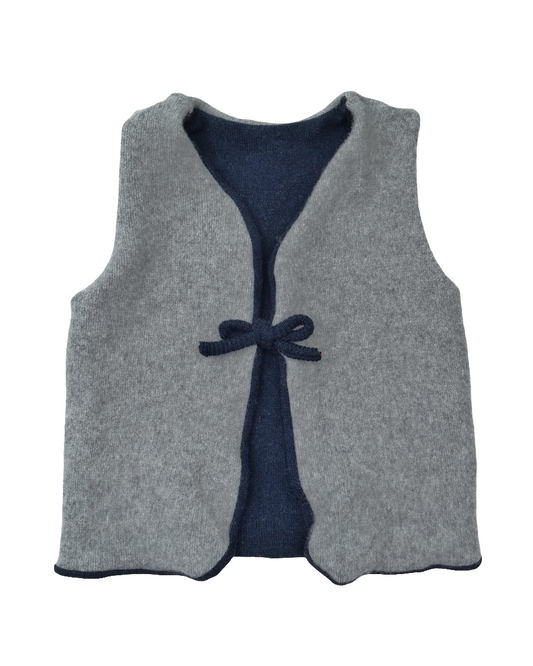 Wende-Weste für Kleinkinder aus Upcycling Wolle – mitwachsend von Größe 80 bis 116 in Grau und Dunkelblau