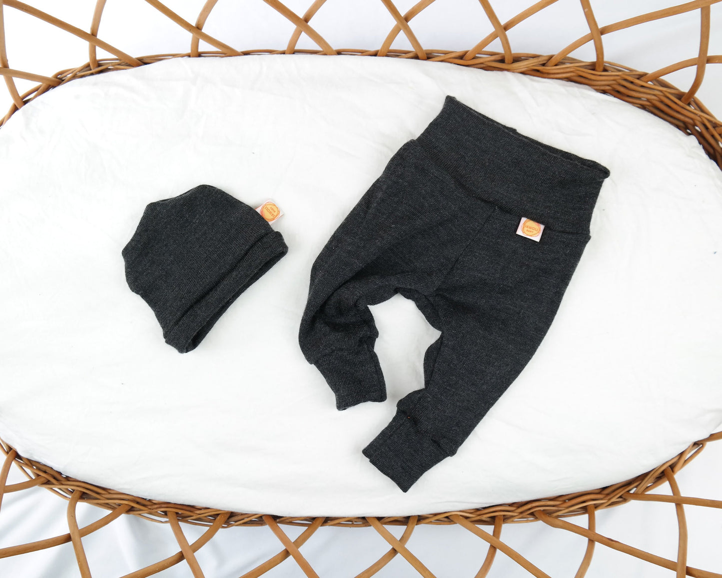 Babyhose & Mütze für Neugeborene 50/56 aus 100 % geretteter Merinowolle in Dunkelgrau Anthrazit - Jawoll Baby
