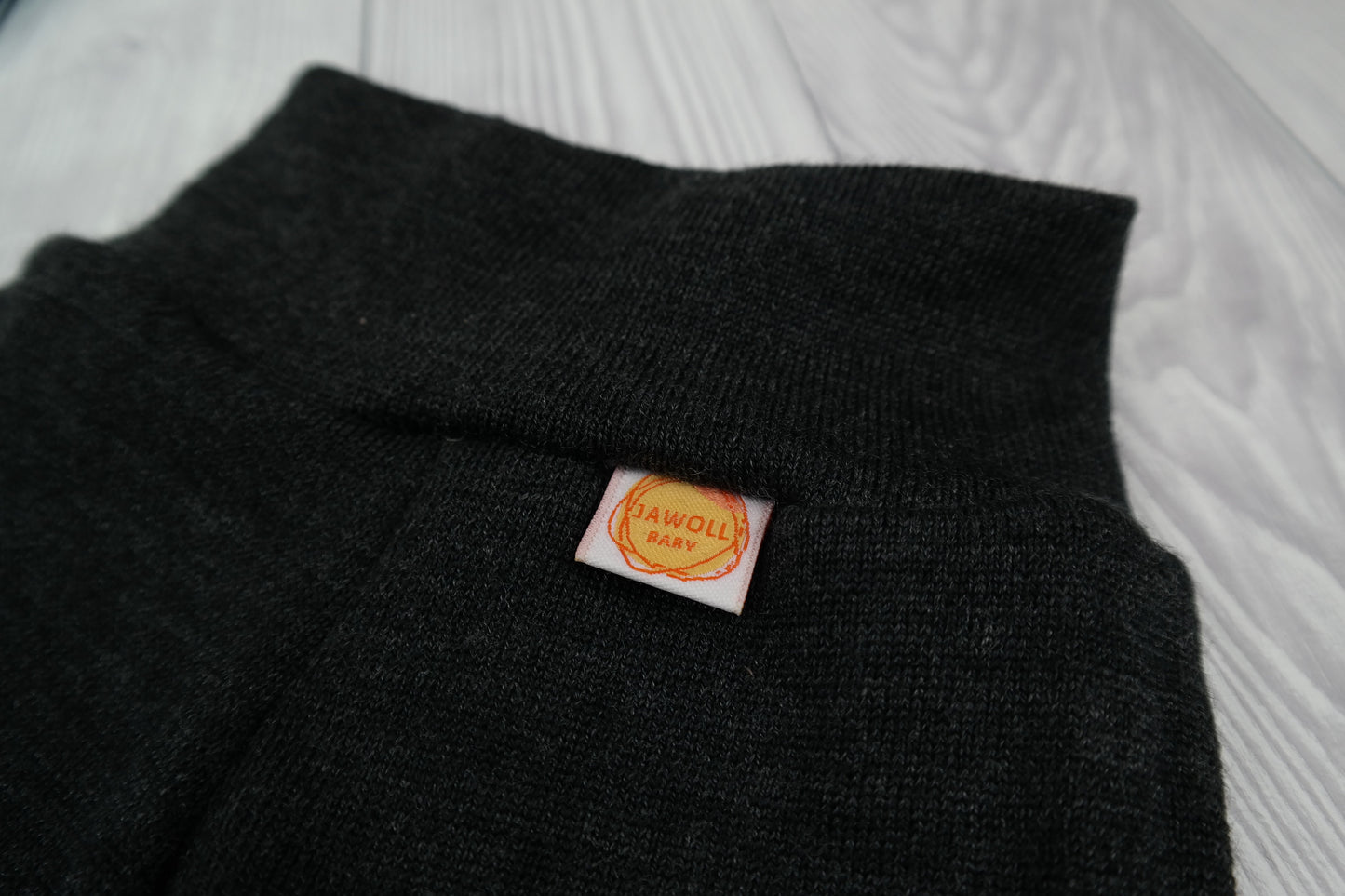 Babyhose & Mütze für Neugeborene 50/56 aus 100 % geretteter Merinowolle in Dunkelgrau Anthrazit - Jawoll Baby