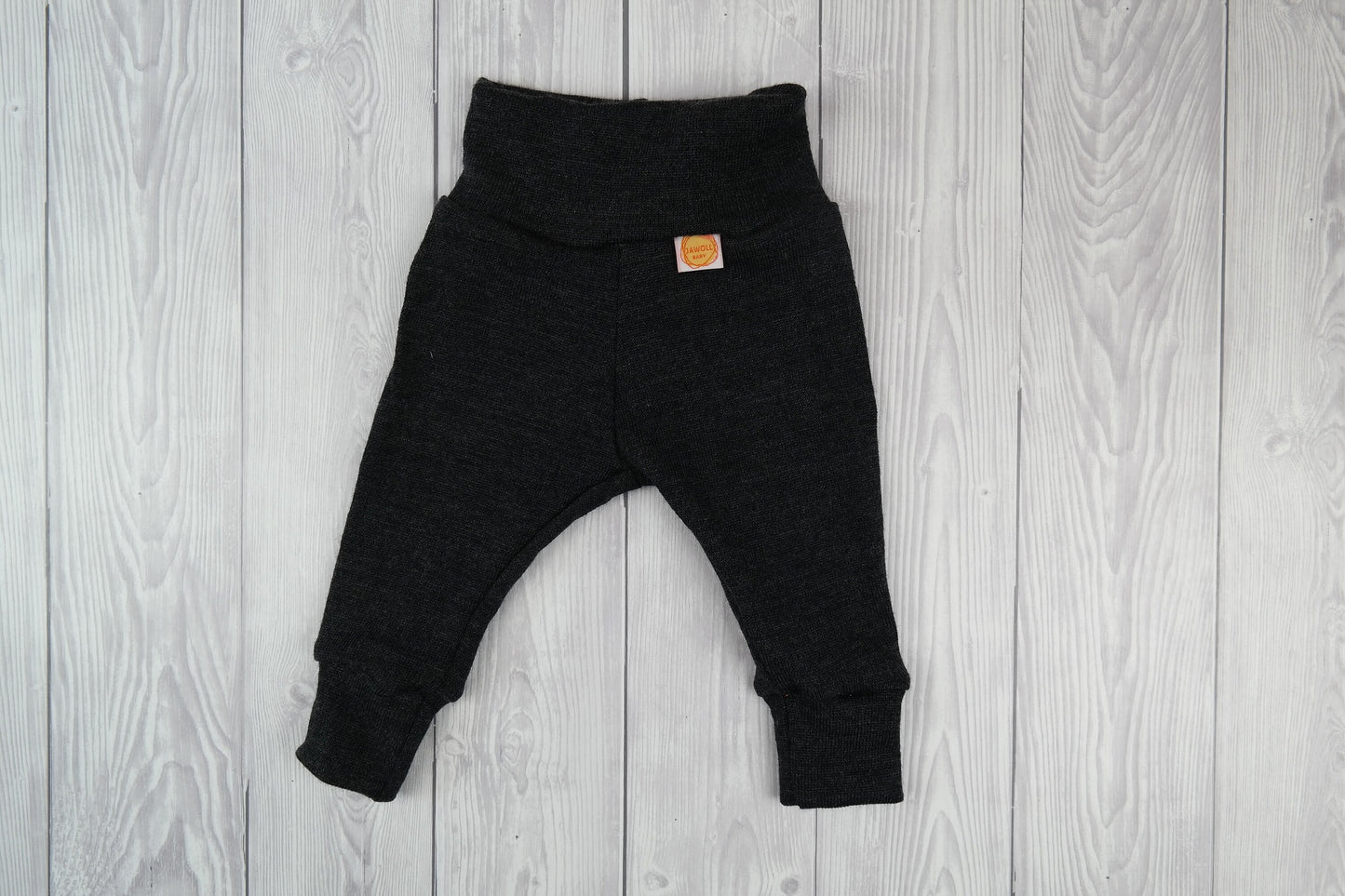 Babyhose & Mütze für Neugeborene 50/56 aus 100 % geretteter Merinowolle in Dunkelgrau Anthrazit - Jawoll Baby