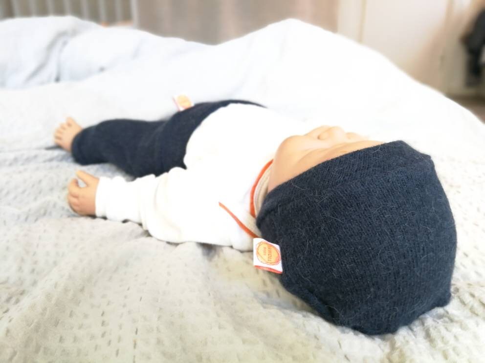 Set Hose & Mütze für Frühchen 40/44 aus 100 % geretteter Alpakawolle in Dunkelblau - Jawoll Baby