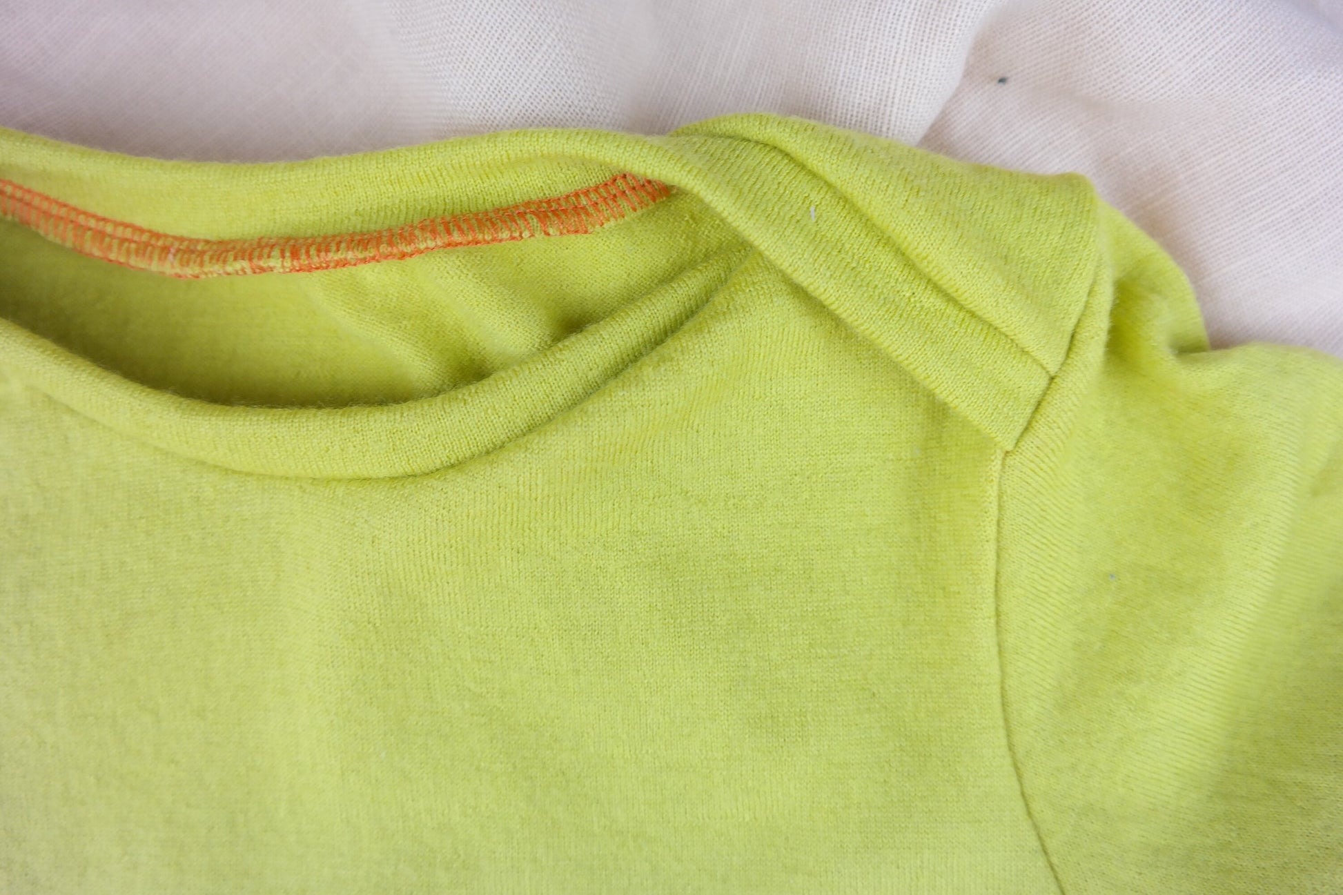 Langarmshirt Pullover mit Schlupfausschnitt für Babys und Kleinkinder aus Upcycling Wolle oder Kaschmir in der Farbe deiner Wahl - Jawoll Baby