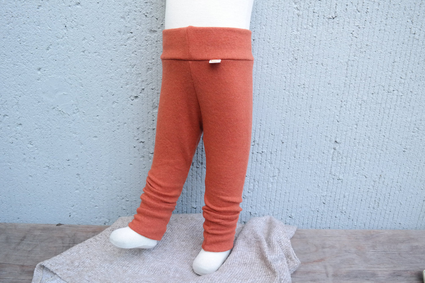 Wollwalk Outdoor-Hose für Babys & Kleinkinder 74/80 aus 100% Upcycling Wolle in Rost Orange - Jawoll Baby