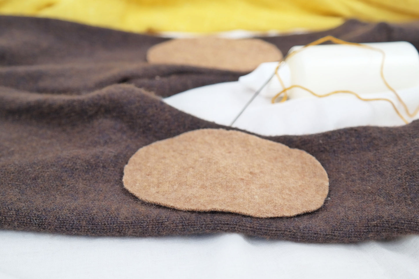 1 Paar Wollwalk Flicken Patches Upcycling-Wolle zum Wollkleidung reparieren in Hellbraun Karamell Oval-Form - Jawoll Baby