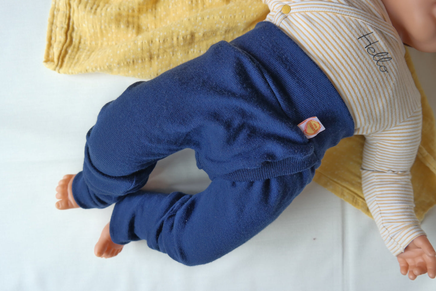 Splitpants für Babys und Kleinkinder zum Windelfrei Abhalten und Trocken werden aus 100 % Upcycling-Wolle in deiner Wunschfarbe - Jawoll Baby