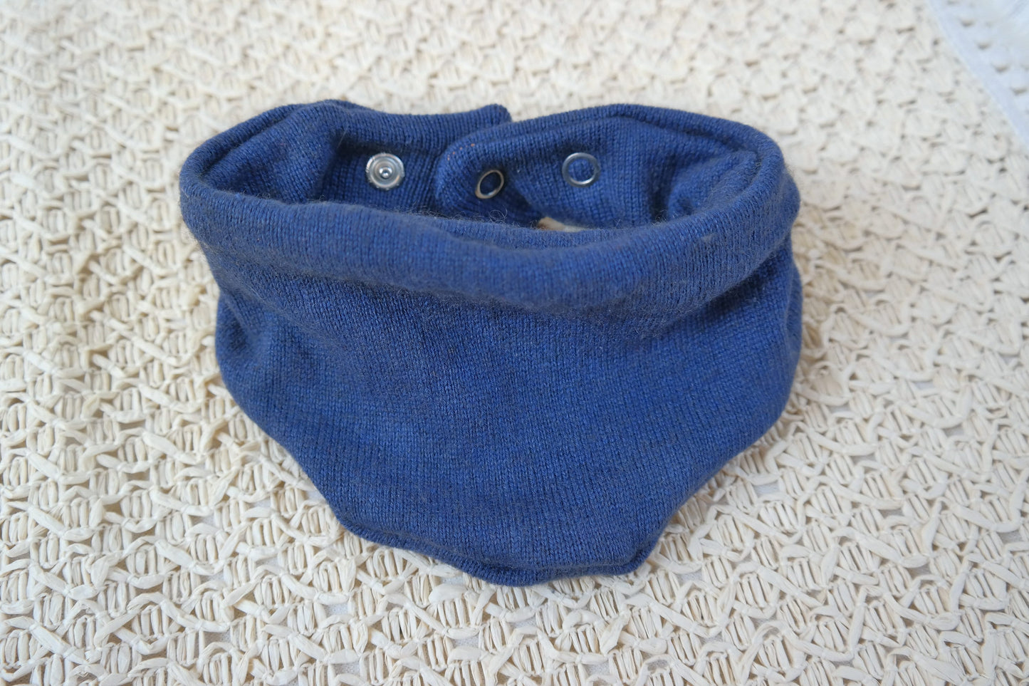 Dreieckstuch Schal mitwachsend für Babys aus Upcycling Seide & Kaschmir in Dunkelblau - Jawoll Baby
