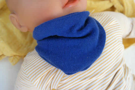 Dreieckstuch Schal mitwachsend für Babys aus Upcycling Seide & Kaschmir in Royalblau - Jawoll Baby