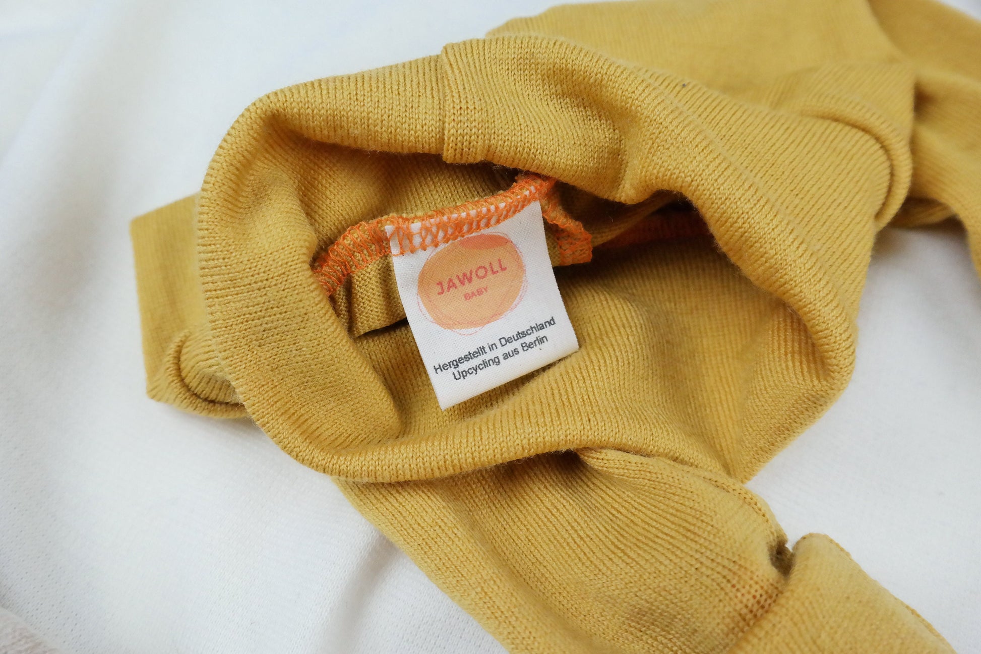 Wollkleidung Baby-Set aus Hose und Mütze für Neugeborene 50/56 aus 100 % Upcycling Wolle in Senfgelb - Jawoll Baby