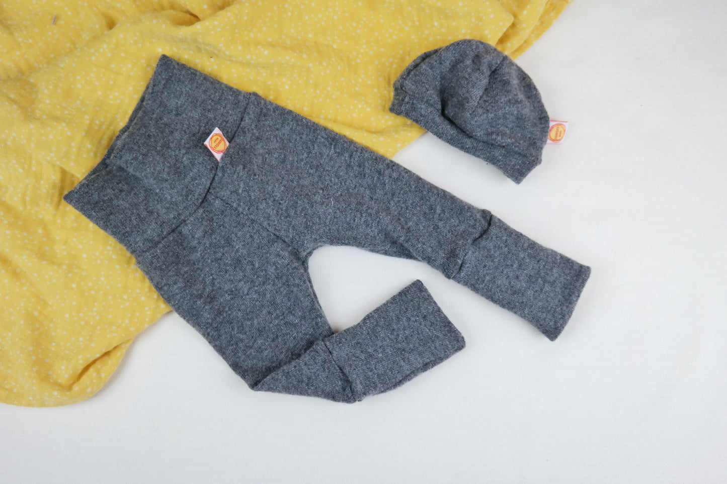 Baby-Set für Neugeborene 50/56 aus Hose und Mütze aus Upcycling Wolle und Kaschmir in Grau - Jawoll Baby
