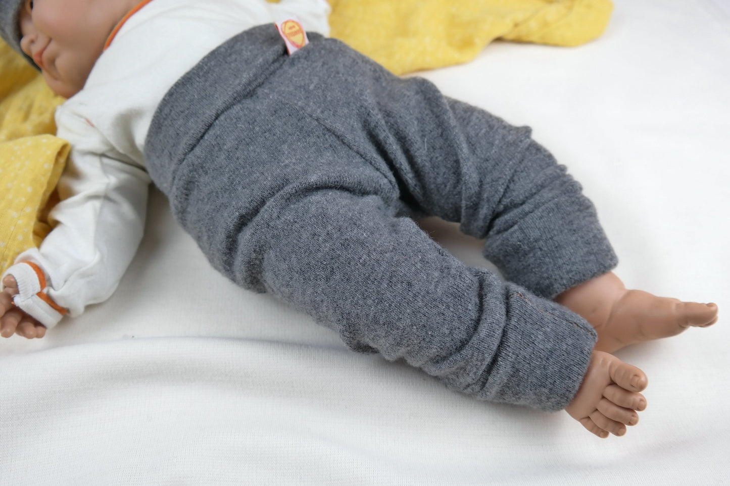 Baby-Set für Neugeborene 50/56 aus Hose und Mütze aus Upcycling Wolle und Kaschmir in Grau - Jawoll Baby