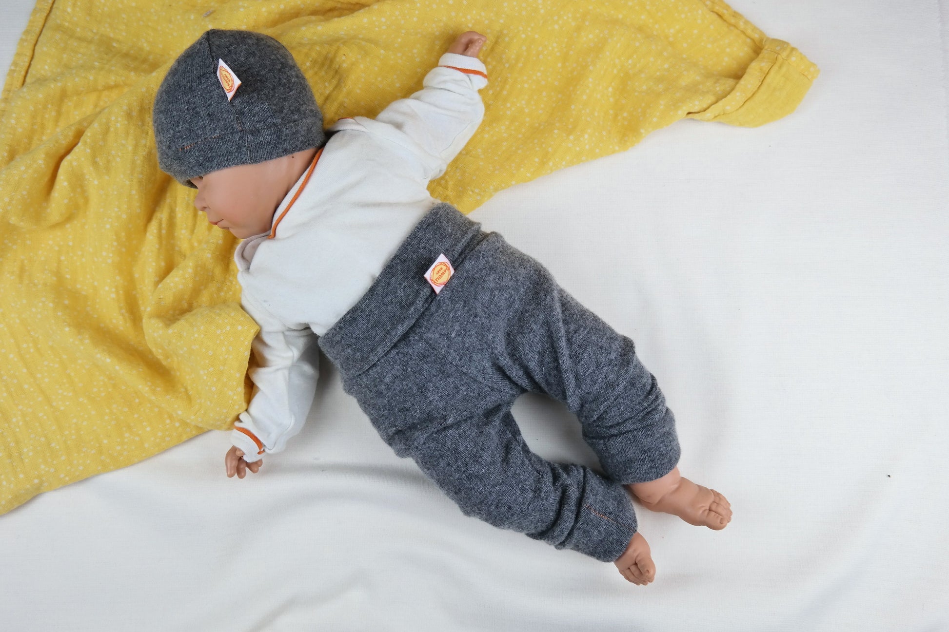 Baby-Set für Neugeborene 50/56 aus Hose und Mütze aus Upcycling Wolle und Kaschmir in Grau - Jawoll Baby