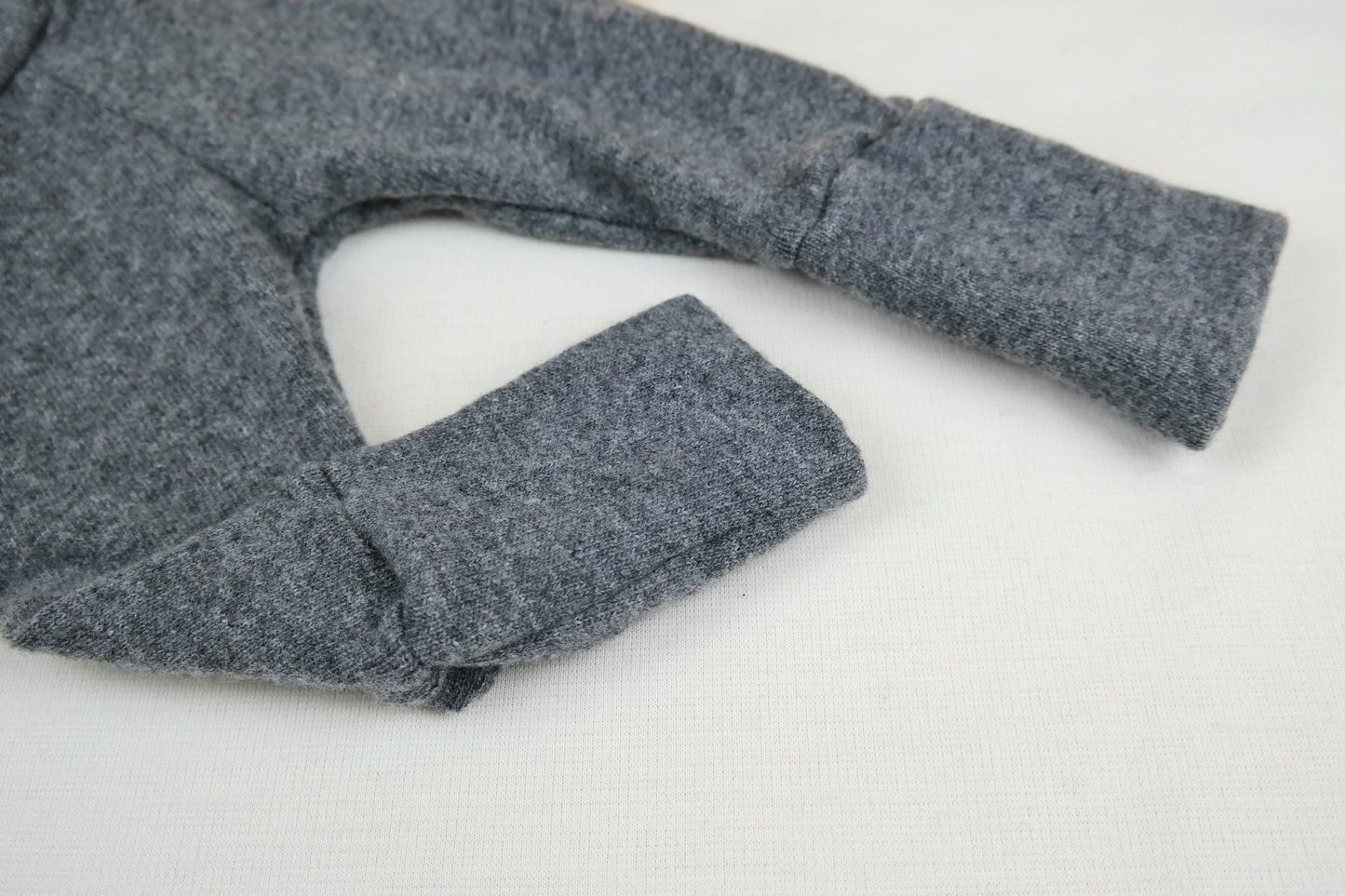 Baby-Set für Neugeborene 50/56 aus Hose und Mütze aus Upcycling Wolle und Kaschmir in Grau - Jawoll Baby