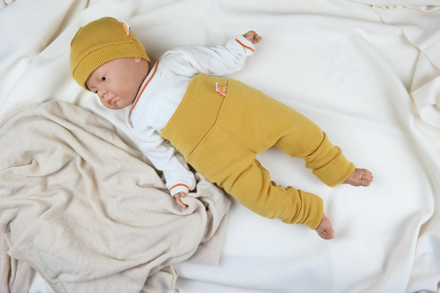 Wollkleidung Baby-Set aus Hose und Mütze für Neugeborene 50/56 aus 100 % Upcycling Wolle in Senfgelb - Jawoll Baby