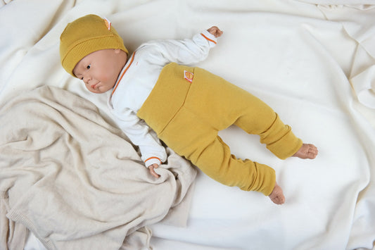 Wollkleidung Baby-Set aus Hose und Mütze für Neugeborene 50/56 aus 100 % Upcycling Wolle in Senfgelb - Jawoll Baby