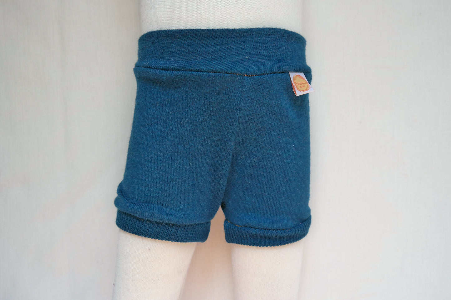 Kurze Hose Shorts für Babys 74/80 aus 100 % Upcycling Merinowolle in Petrolblau Türkis - Jawoll Baby