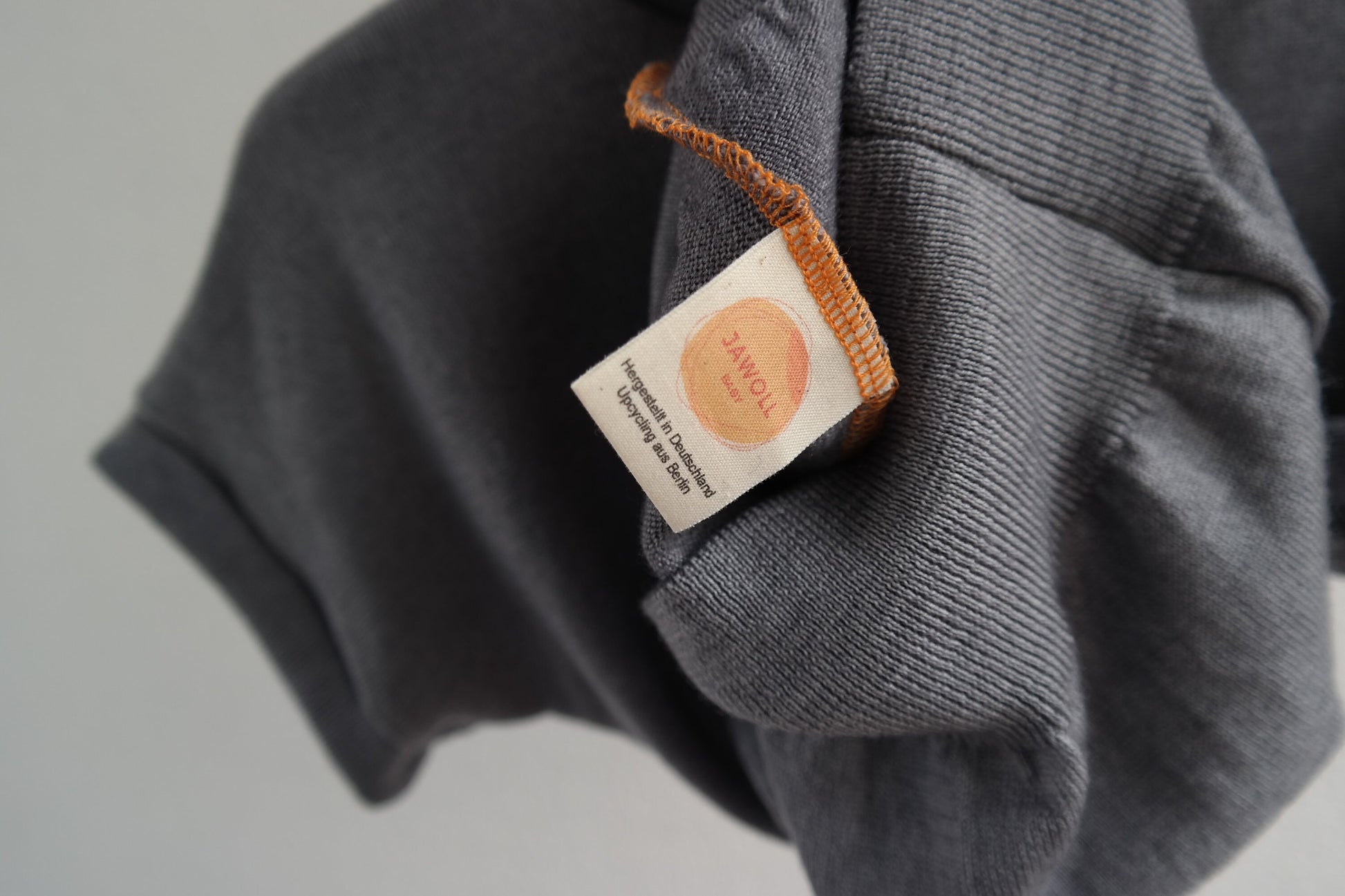 T-Shirt für Kinder 122/128 aus leichter Upcycling Wolle in Grau - Jawoll Baby