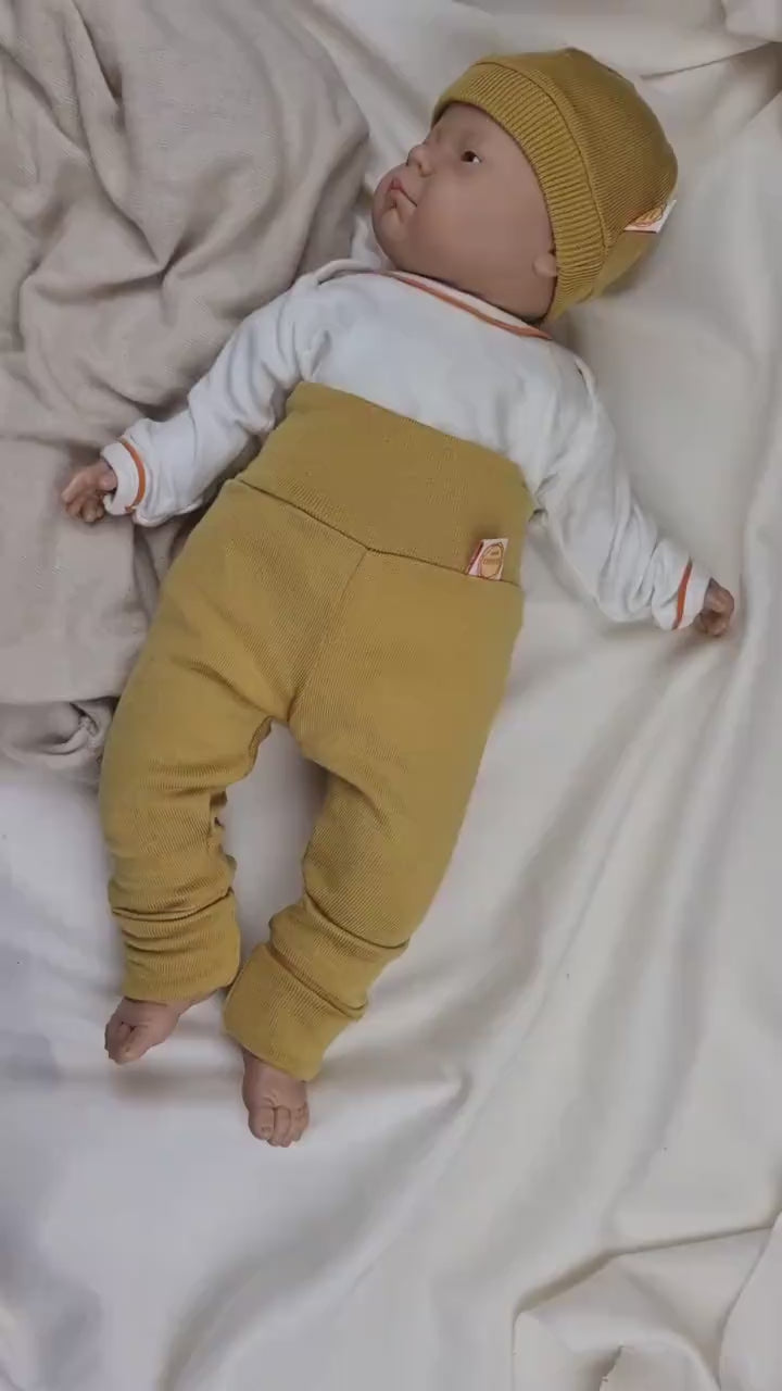 Wollkleidung Baby-Set aus Hose und Mütze für Neugeborene 50/56 aus 100 % Upcycling Wolle in Senfgelb
