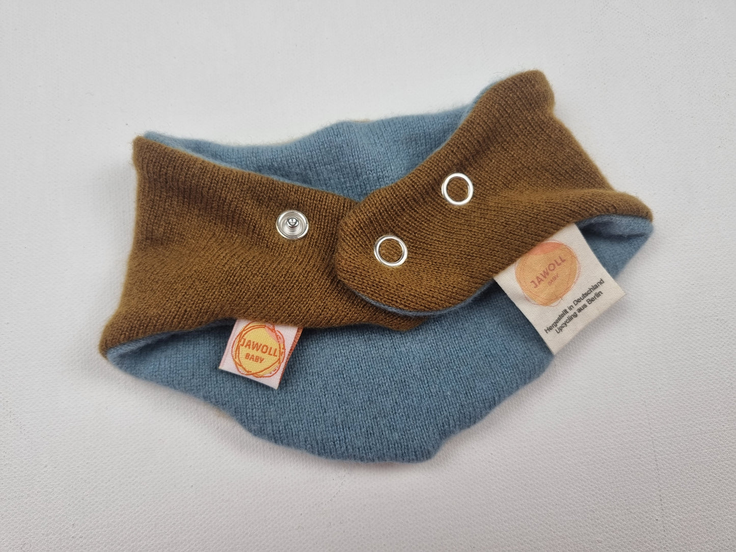 Dreieckstuch Schal mitwachsend wendbar für Babys aus Upcycling Kaschmir in Hellblau und Kupferbraun - Jawoll Baby