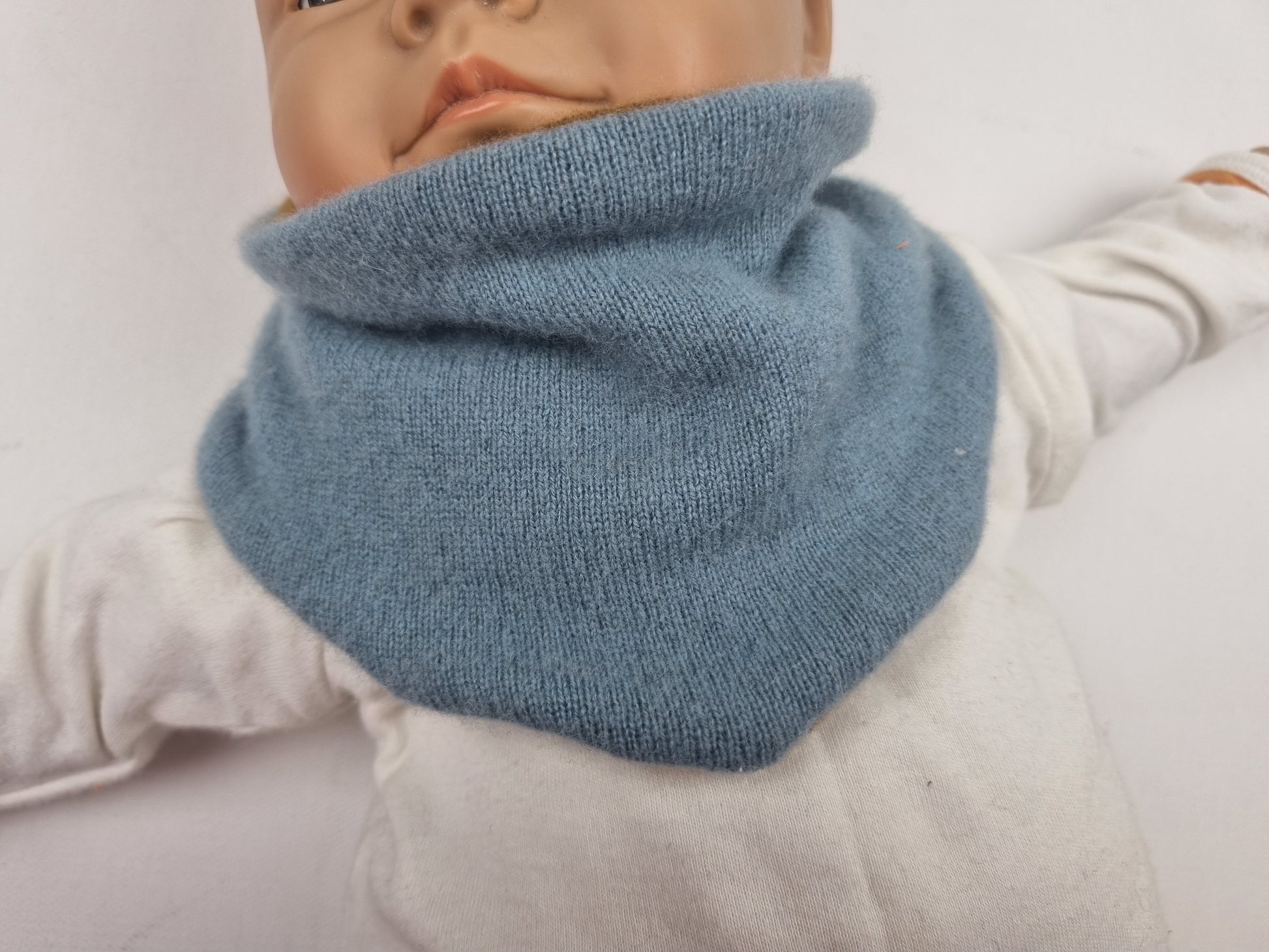 Dreieckstuch Schal mitwachsend wendbar für Babys aus Upcycling Kaschmir in Hellblau und Kupferbraun - Jawoll Baby