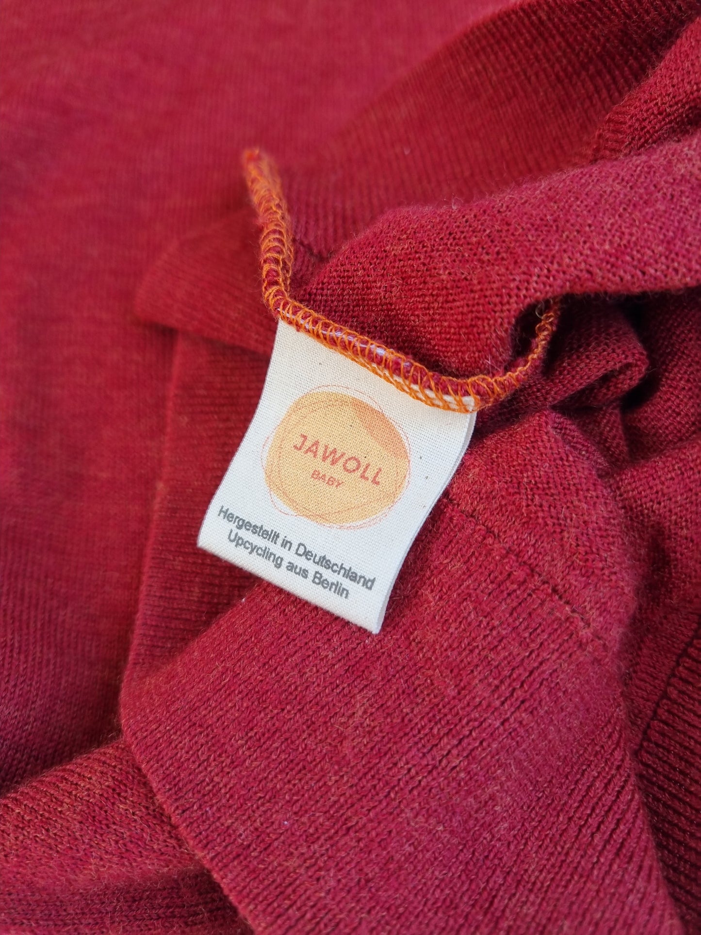 T-Shirt für Kinder 122/128 aus leichter Upcycling Merinowolle in Masala Rot - Jawoll Baby