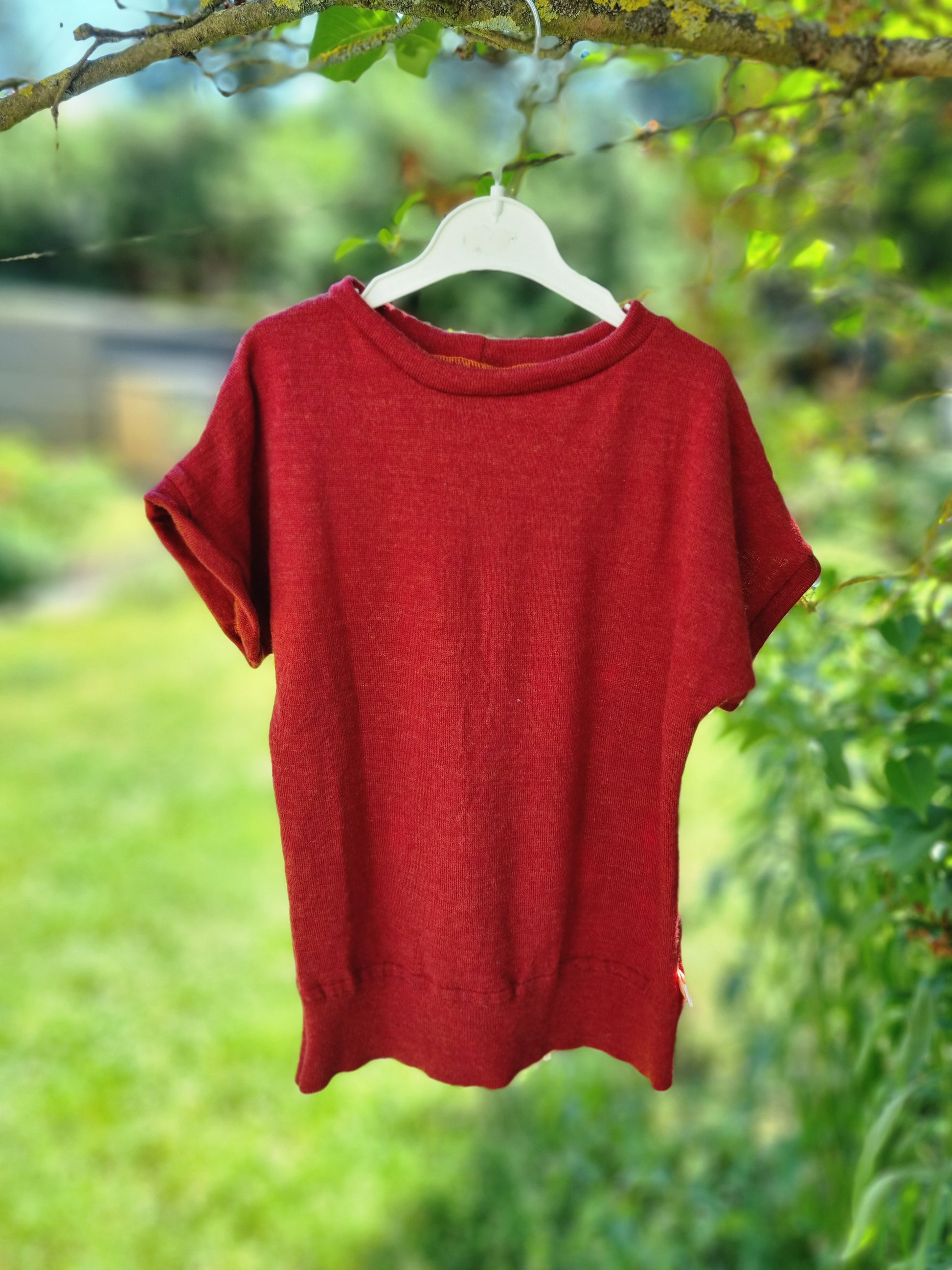 T-Shirt für Kinder 122/128 aus leichter Upcycling Merinowolle in Masala Rot - Jawoll Baby
