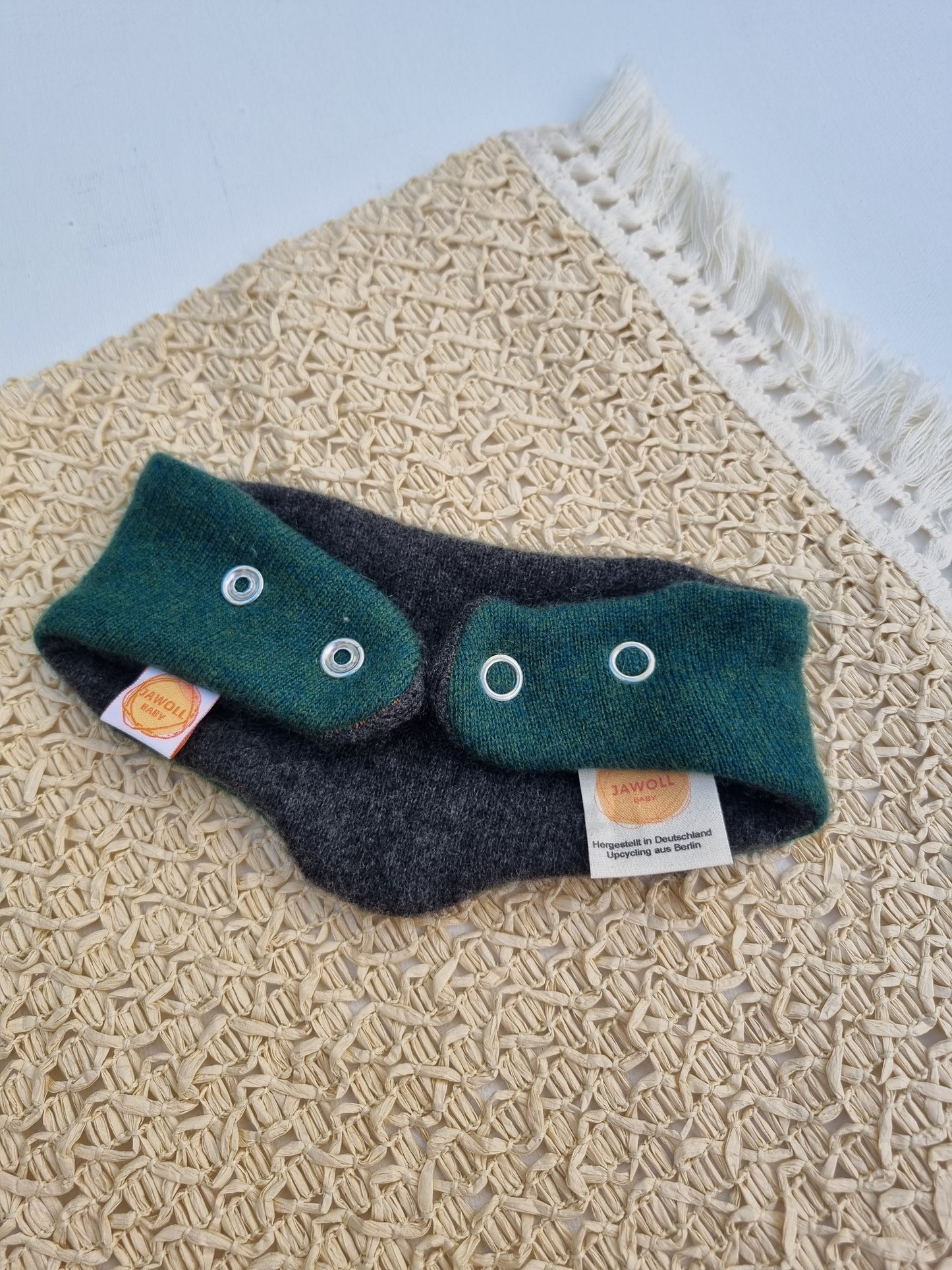 Dreieckstuch Schal mitwachsend und wendbar für Babys aus Upcycling Kaschmir in Grün und Anthrazit - Jawoll Baby
