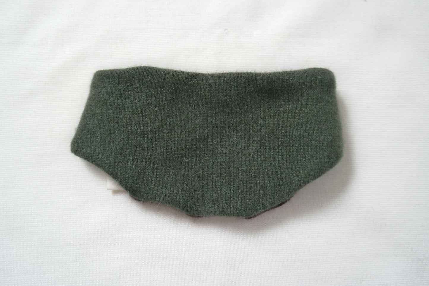 Dreieckstuch Schal mitwachsend wendbar für Babys aus Upcycling Kaschmir in Braun und Dunkelgrün