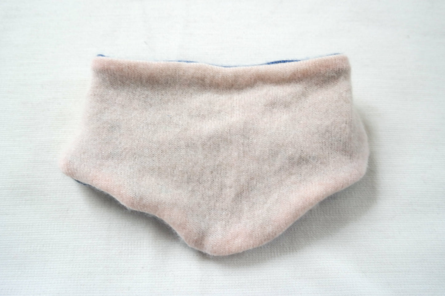 Dreieckstuch Schal mitwachsend wendbar für Babys aus Upcycling Kaschmir und Seide in Blau und Zartrosa