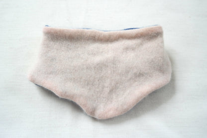 Dreieckstuch Schal mitwachsend wendbar für Babys aus Upcycling Kaschmir und Seide in Blau und Zartrosa