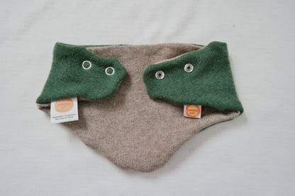 Tuch Schal mitwachsend und wendbar für Kinder aus Upcycling Kaschmir und Seide in Beige und Grün