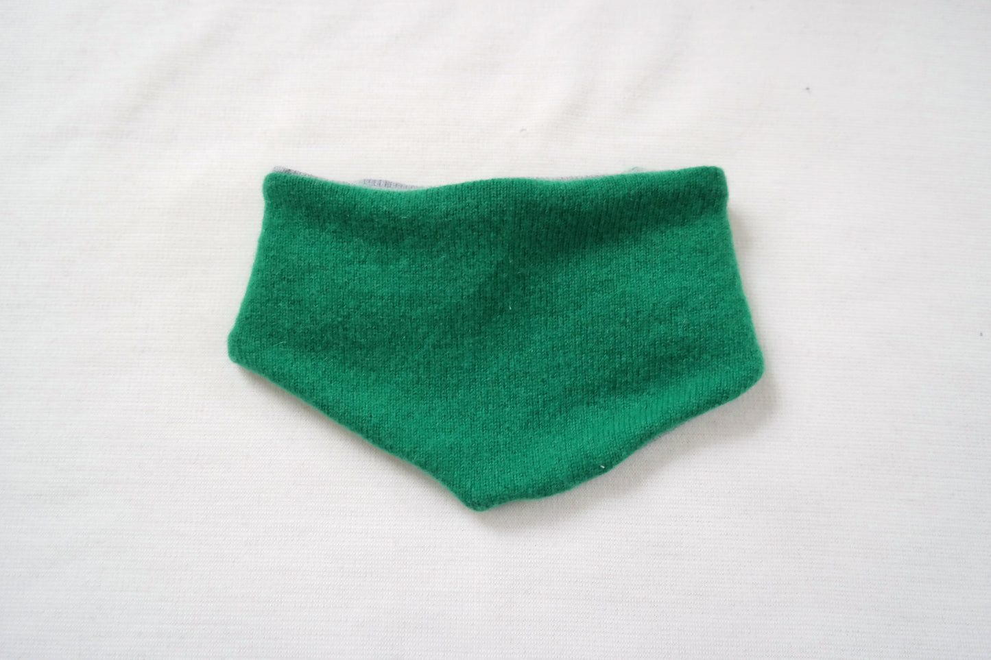 Dreieckstuch Schal mitwachsend wendbar für Babys aus Upcycling Kaschmir und Seide in Grün und Grau