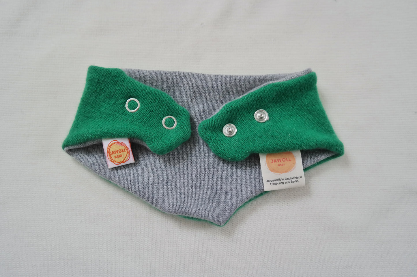 Dreieckstuch Schal mitwachsend wendbar für Babys aus Upcycling Kaschmir und Seide in Grün und Grau