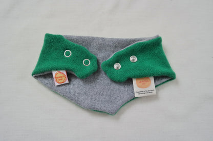 Dreieckstuch Schal mitwachsend wendbar für Babys aus Upcycling Kaschmir und Seide in Grün und Grau